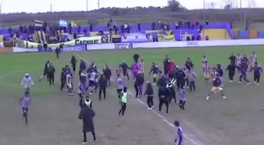 Video: así agredieron a Luis Ventura en un partido de Victoriano Arenas