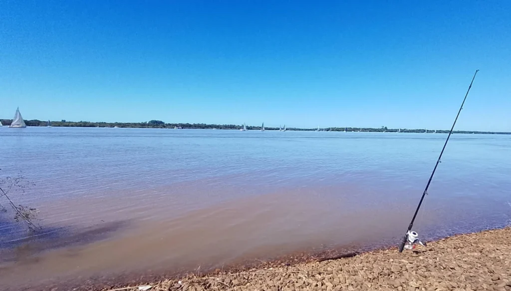 La «Nueva Escocia Argentina», el pueblo de río, ideal para relajar, acampar y pescar entre bosques
